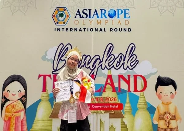 Siswi kelas VI Al-Ghofur SD Islam Athirah Bukit Baruga Aeshyazidni Nafizah Gasba meraih medali emas dalam ajang ASIAROPE English International Olympiad 2026 (Dok: Ist)