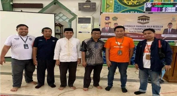 Tim Penjualan KC Pos Parepare Bersama dengan Kepala Kantor Kementerian Agama dan Kepala Seksi Umroh dan Haji Kementerian Agama Kab. Enrekang, dalam Sosialisasi Layanan Kargo Haji, Sabtu (27/4).