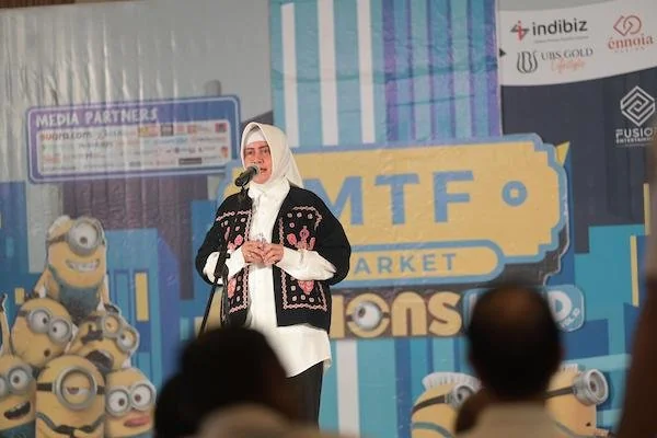Ketua TP PKK Kota Makassar, Indira Yusuf Ismail membuka bazar MTF Market Minions Land di Atrium Utama Mall Phinisi Point Makassar, Rabu (8/5)