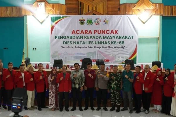 Universitas Hasanuddin bekerja sama dengan Pemerintah Daerah Kabupaten Pinrang menyelenggarakan kegiatan pengabdian kepada masyarakat yang berlangsung di Kantor Bupati Pinrang (Dok : Ist).