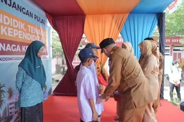 Wali Kota Munafri Arifuddin saat Membagikan Seragam Gratis di Kepulauan Sangkarang, (Dok: Ist).