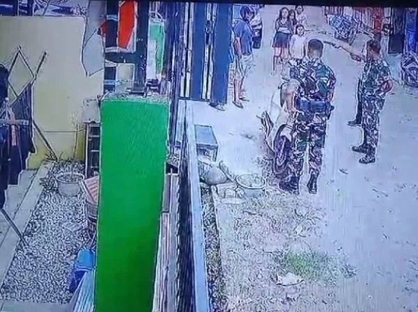 Video amatir memperlihatkan oknum anggota TNI mengacungkan senjata api (Dok: Ist).