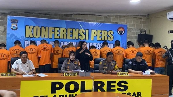 Kapolres Pelabuhan, AKBP Rise Sandiyantanti saat ekspose dua pelaku curanmor (Dok: Atri KabarMakassar).