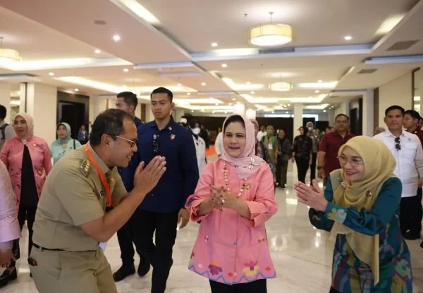 Wali Kota Makassar Moh Ramdhan Pomanto saat menyambut Iriana Jokowi di Makassar (Dok : Ist).