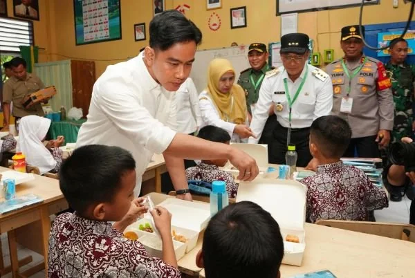 Wapres RI, Gibran Rakabuming Raka pada uji coba makan bergizi gratis di Maros (Dok: Ist).