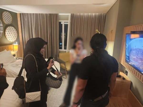 Penangkapan selebgram dan mucikari di salah satu hotel di Makassar (Dok : ist).