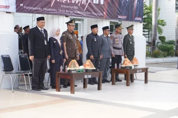 Dandim 1425 Jeneponto, Letkol Inf Abd. Muthallib Tallasa bersama Wakil Bupati Jeneponto Islam Iskandar, Penjabat Sekretaris Daerah, jajaran Forkopimda, pimpinan OPD, anggota TNI-Polri, serta perwakilan veteran saat menghadiri upacara Hari Pahlawan di  Hal