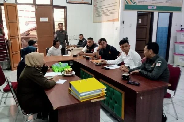 Ketua Bawaslu Jeneponto, Muhammad Alwi bersama Petugas Gakumdu saat menggelar pemeriksaan 4 Kades (Dok : Ist).
