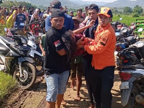 Warga bersama tim gabungan saat mengevakuasi korban tenggelam (Dok : Saleh KabarMakassar).