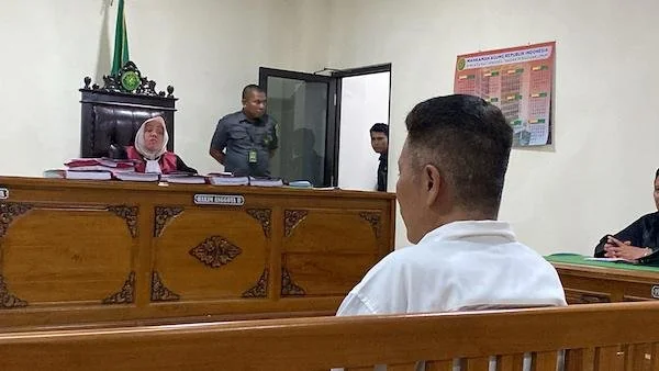 Terdakwa kasus uang palsu, Annar Salahuddin Sampetoding jalani sidang perdana (Dok: Atri KabarMakassar)