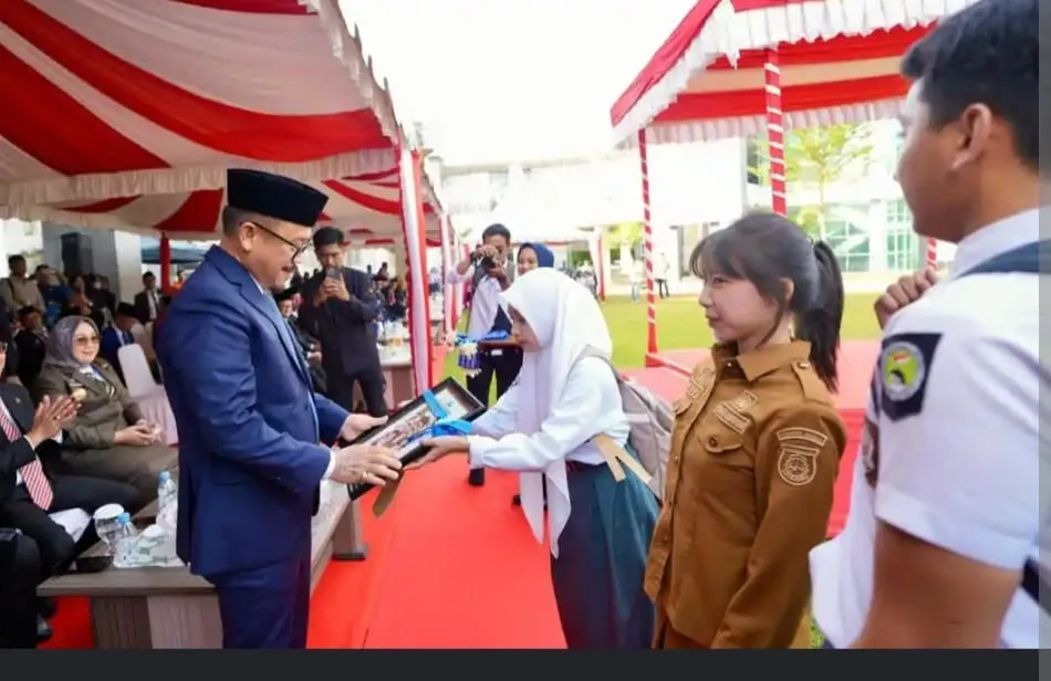 Salah satu pelajar di Sulbar saat bertemu dengan Gubernur Sulbar Suhardi Duka (Dok: Ist)