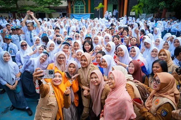Wakil Gubernur Sulsel, Fatmawati Rusdi saat berkunjung ke SMA Negeri di Makassar (dok. Ist)