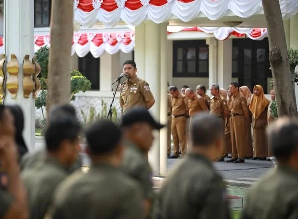 Penjabat Sementara (Pjs) Wali Kota Makassar, Andi Arwin Azis, memimpin apel serentak di Halaman Balaikota (Dok : Ist).