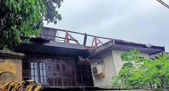 Kondisi rumah warga Kelurahan Bontotangnga, Kecamatan Tamalatea, Kabupaten Jeneponto, Sulawesi Selatan pasca diterjang angin puting beliung. (Ist).