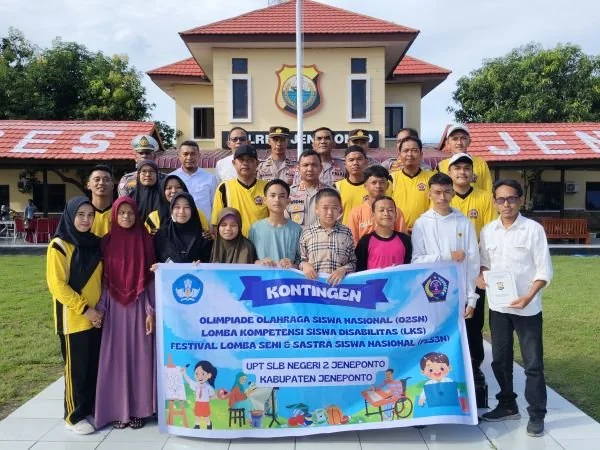 Kapolres Jeneponto, AKBP Widi Setiawan saat melepas Kontingen SLB ke Ajang Olimpiade Siswa di Bulukumba (Dok : Ist)
