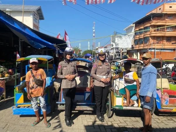 Polwan Polda Sulbar saat mengedukasi tukang becak.