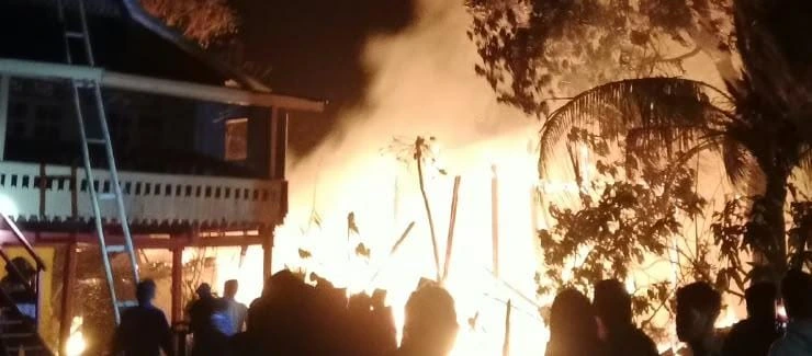 Kebakaran menghanguskan bengkel motor dan merambat hingga ke satu unit rumah panggung milik warga di Takalar (Dok: Sholeh Sibali KabarMakassar)
