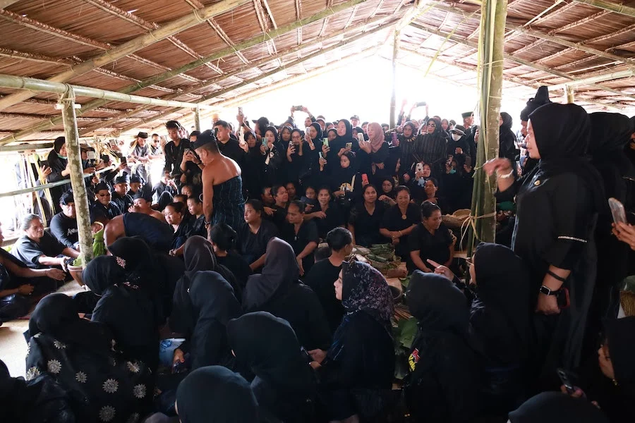 Ritual Andingingi masyarakat adat Kajang membuka Festival Pinisi XVI Tahun 2026 di Bulukumba.