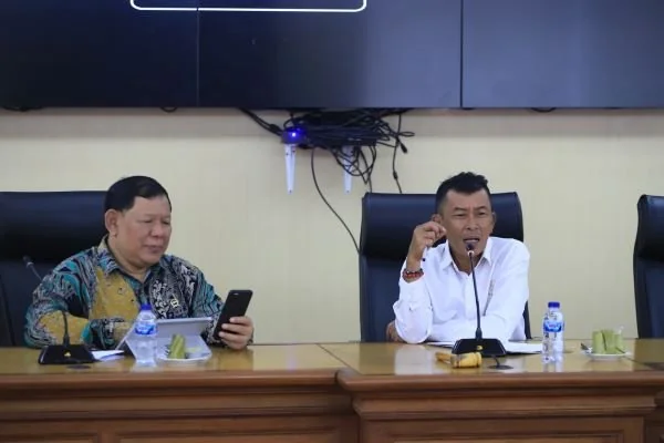 Kepala Biro Kesekretariatan Pimpinan 
Sekretariat Jenderal DPR RI, Muhammad Djazuli  dan Sekretariat Dewan (Sekwan) DPRD Provinsi Sulawesi Selatan M. Jabir (Dok : Ist).