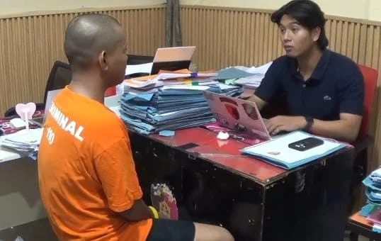 Saat Pelaku Diperiksa Oleh Penyidik Reskrim PPA (Foto : Dok. Soleh Sibali KabarMakassar)