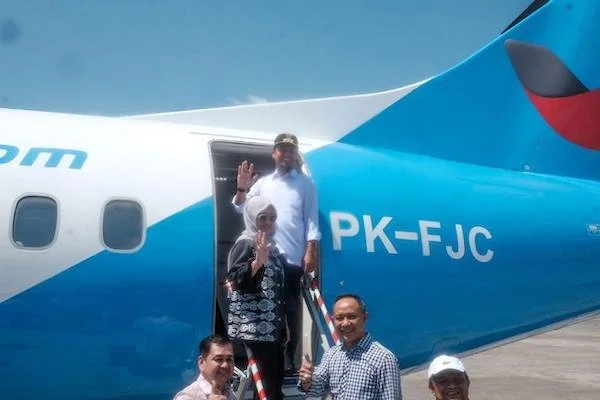Gubenur Sulsel Andi Sudirman Sulaiman dan Wakil Gubernur Sulsel Fatmawati Rusdi, saat Mencoba pesawat ATR 72-500