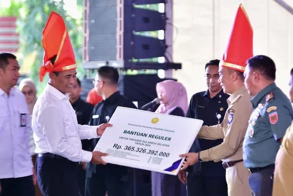 Menteri Pertanian, Andi Amran Sulaiman dan Pj Gubernur Sulsel, Prof Zudan Arif Fakrulloh pada agenda Pelepasan Bantuan Bencana Alam dan Alsintan