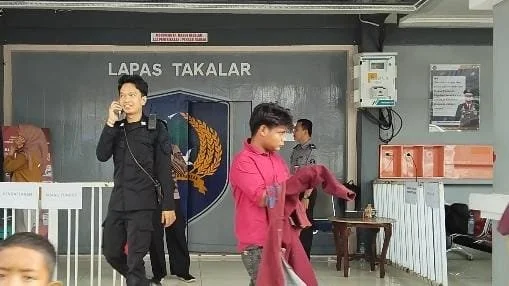 Para Pembesuk Berbondong-bondong Depan Pintu (Foto : Dok. Saleh Sibali KabarMakassar).