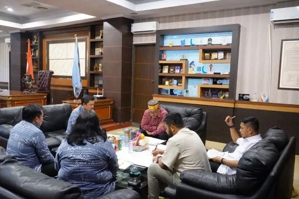 Kepala Badan Penyelenggara Jaminan Sosial (BPJS) Cabang Bulukumba, Muhammad Ali saat menemui Bupati Jeneponto Paris Yasir dan Wakil Bupati di Ruang kerjanya (Dok : Ist).