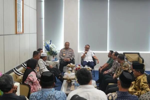 Pertemuan mediasi konflik warga Kasambang dan Kuridi Tapalang di ruang kerja Gubernur yang dihadiri Kapolda dan Gubernur Sulbar Dok : Ist).