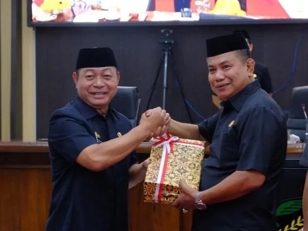 Wakil Bupati Gowa, Abd Rauf Malaganni menyerahkan Nota Ranperda APBD ke DPRD Gowa (Dok : Ist).