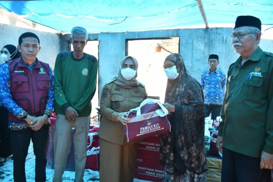 Bupati Sinjai, Ratnawati Arif, menyalurkan bantuan kepada korban kebakaran di Sinjai Barat (Dok: Ist)