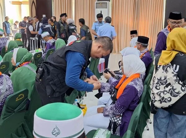 Jemaah kategori lanjut usia saat mendapatkan fasilitas khusus (Dok : Ist).