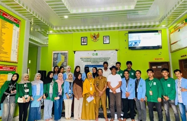 Mahasiswa KKN Universitas Pancasakti bersama aparat Desa Bulo. (Dok: Ist)