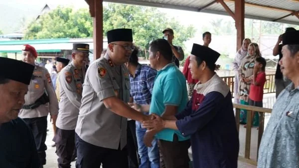 Kapolda Sulbar Irjen Pol Adi Deriyan Jayamarta saat datang ke Tapalang memberi solusi konflik warga (Dok : Ist).