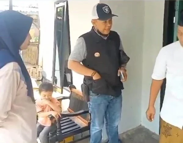 Tangkapan Layar Video Viral Lurah Buloa Bagi Kupon, (Dok: Ist).