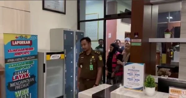 AR saat dibawa ke Rutan Kelas IIB Jeneponto dengan memakai rompi pink yang dikawal khusus tim Penyidik Kejari Jeneponto, (Ist).