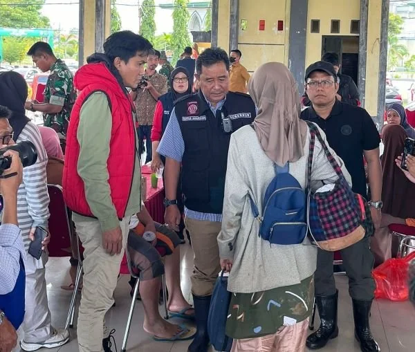 Pj Gubernur Sulsel, Bahtiar Baharuddin bersama korban bencana alam di Luwu.