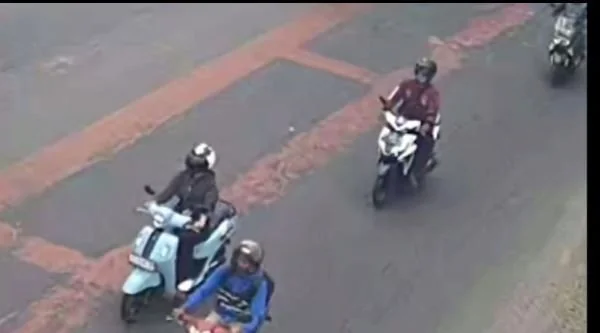 Rekaman CCTV aksi bejat pelaku (motor putih) saat mengincar korbannya (Dok: Ist)