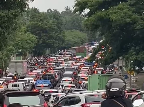 Kondisi arus mudik pasca lebaran macet total di kawasan jembatan Belokallong. (Dok: Ullah)