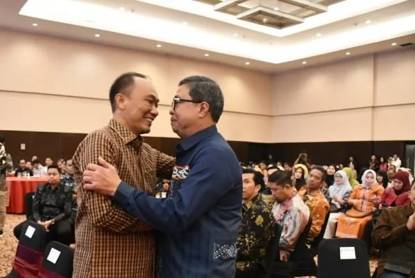 Prof Zudan bersama Sekprov Sulbar saat bersama di malam ramah tamah.