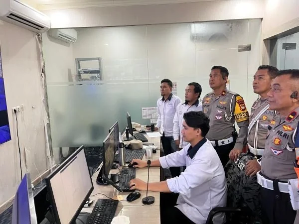 Pengecekan cctv di Jalan Tol Reformasi Makassar (Dok: Ist)