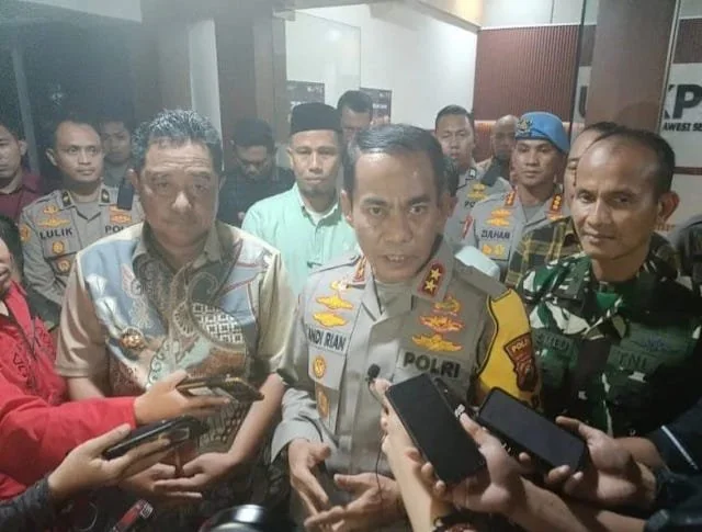 Kapolda Sulsel, Irjen Pol Andi Rian R Djajadi didampingi Pj Gubernur Sulsel, Bachtiar Baharuddin. (Foto : ist)