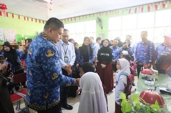 Penyerahan Seragam Gratis (Dok: KabarMakassar).