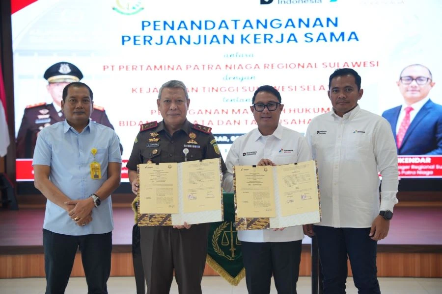 Executive General Manager Pertamina Patra Niaga Regional Sulawesi Deny Sukendar bersama Kepala Kejaksaan Tinggi Sulawesi Selatan Muhammad Syarifuddin menandatangani Perjanjian Kerja Sama (PKS) di Kantor Kejati Sulsel (Dok: Ist)