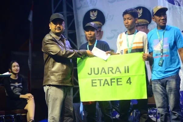 Kadis Pariwisata Sulbar Bau Akram Dai saat menyerahkan hadiah etape 4 di Mamuju (Dok : Ist).