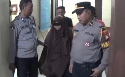 Seorang wanita ditangkap polisi usai diamuk warga di Gowa (Dok: Saleh Sibali KabarMakassar)
