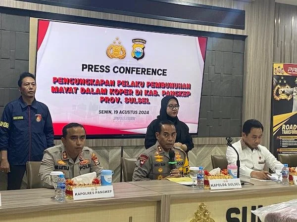 Konferensi pers pelaku pembunuhan mayat didalam koper (Dok: Atri KabarMakassar)