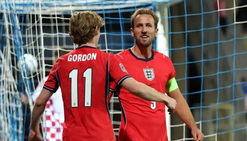 Harry Kane dan Anthony Gordon bermain saat timnas Inggris hancurkan Kroasia 7-0 dalam pertandingan UEFA Nations League 2026/27 di Reika, Kroasia pada Sabtu (3/10/2026). UEFA.com