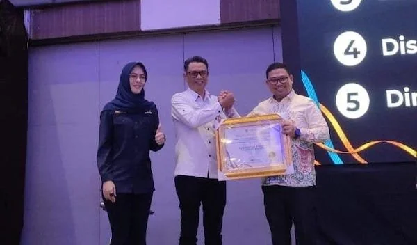 Pemprov Sulsel menerima penghargaan Penilaian Pelayanan Publik oleh Ombudsman (Dok: Ist)