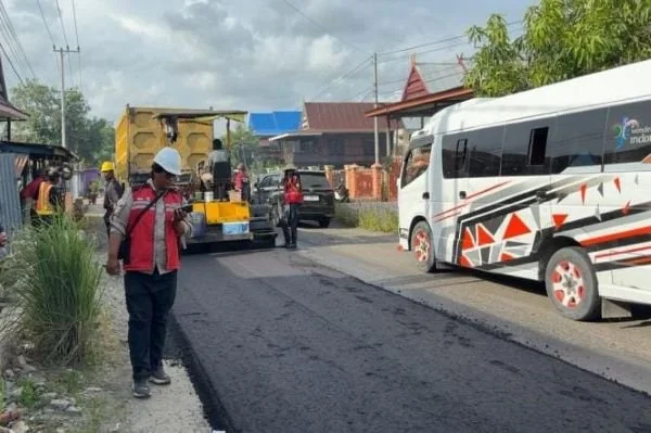 Pengaspalan ruas jalan Pangkajene–Rappang (dok. Ist)